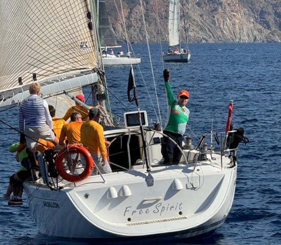 Яхта в регате