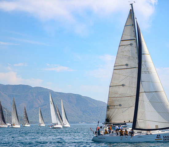 Яхта в регате