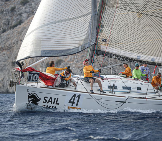 Яхта в регате, походах, море океан, гоночная яхта, спортивная яхта